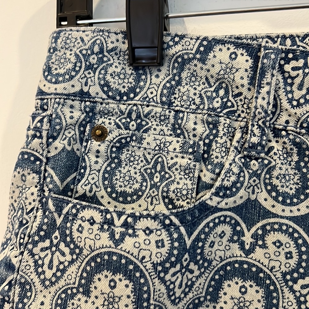 Forever 21 Cuffed Pattern Denim Short. Size 27 - Picture 4 of 7